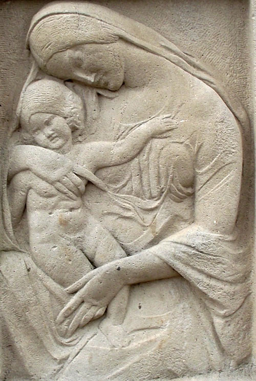 Bajorelieve de una madre con su hijo