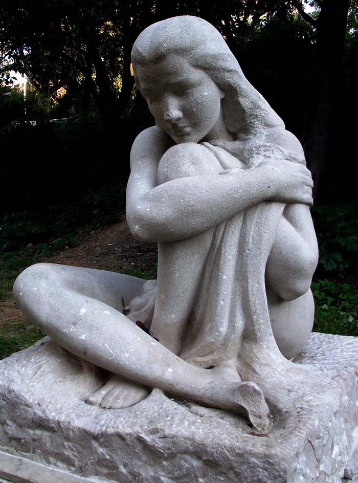 Escultura de una joven mujer