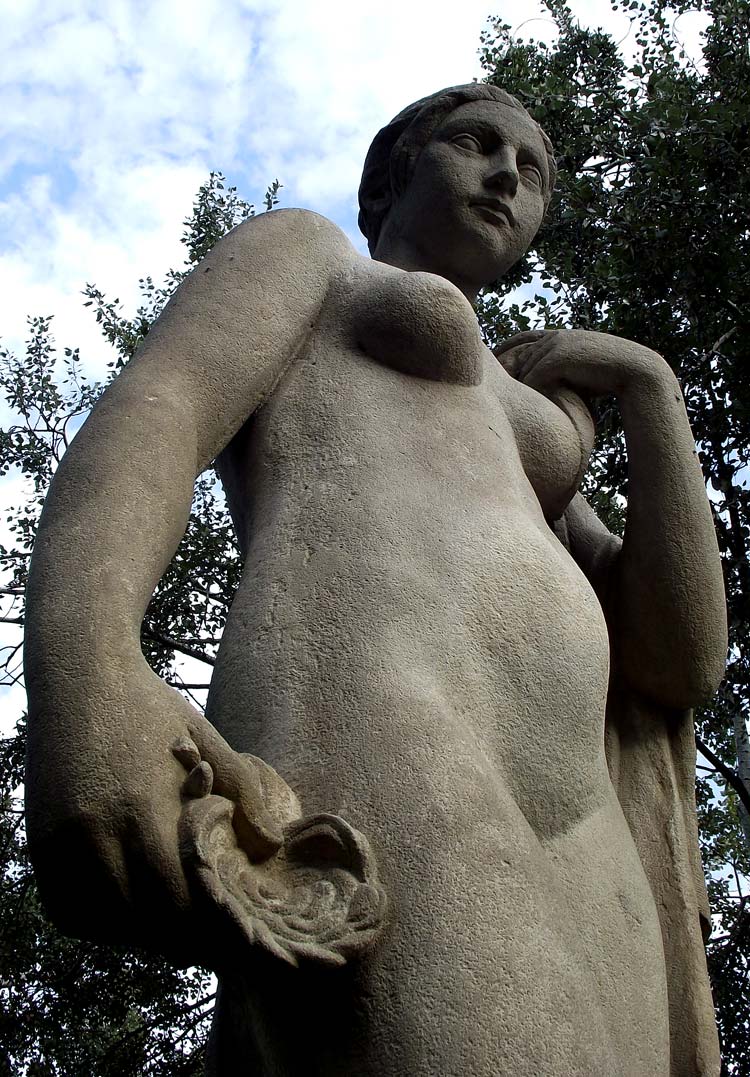 Escultura de una mujer hermosa